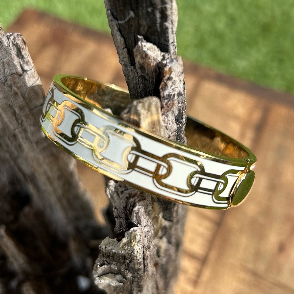 ✨Halcyon Days 14K and white enamel hinged bangle with bespoke chain detail.